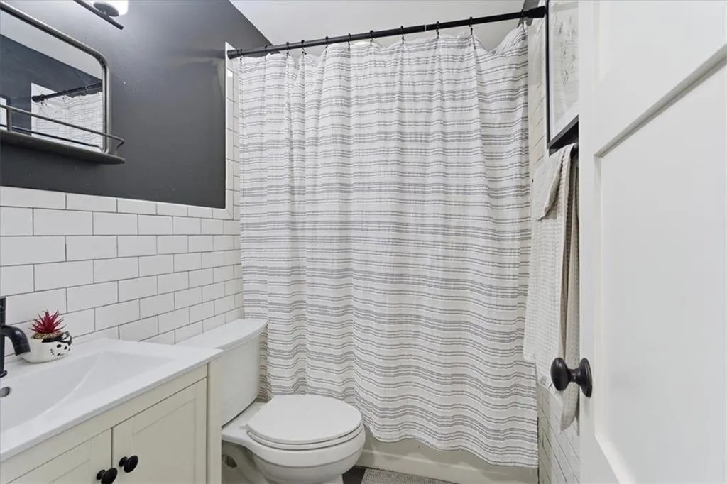 2855 Peachtree Road Ne Unit 124, Atlanta, Georgia 30305, 2 Bedrooms Bedrooms, ,2 BathroomsBathrooms,Residential,For Sale,2855 Peachtree Road Ne Unit 124,7686669