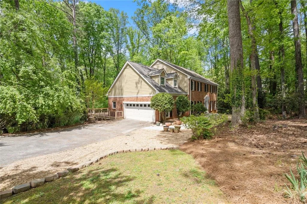 9335 Huntcliff Trace, Atlanta, Georgia 30350, 5 Bedrooms Bedrooms, ,5 BathroomsBathrooms,Residential,For Sale,9335 Huntcliff Trace,7744397