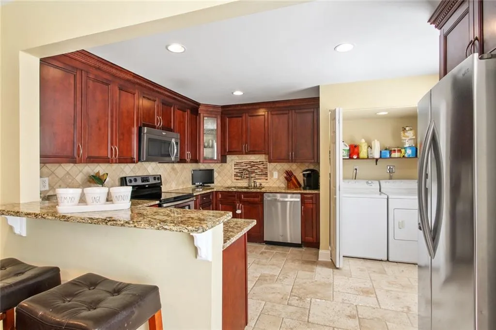 310 Winding River Drive Unit B, Sandy Springs, Georgia 30350, 3 Bedrooms Bedrooms, ,2 BathroomsBathrooms,Residential,Sold,310 Winding River Drive Unit B,6914531