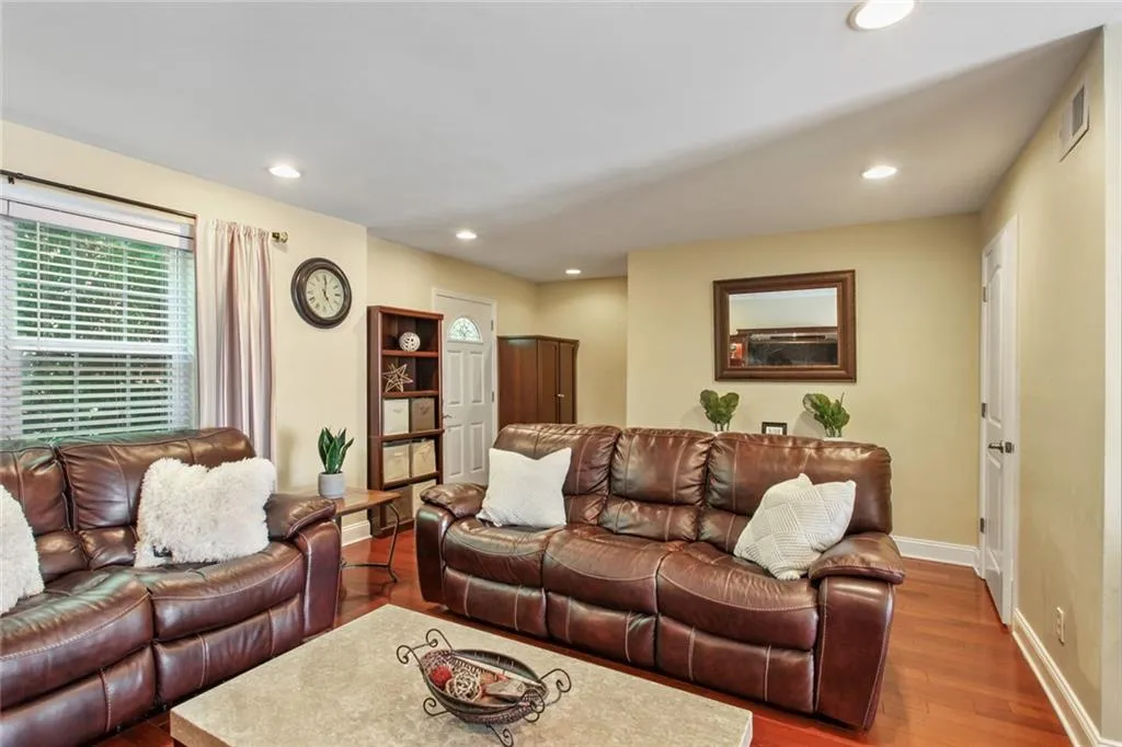 310 Winding River Drive Unit B, Sandy Springs, Georgia 30350, 3 Bedrooms Bedrooms, ,2 BathroomsBathrooms,Residential,Sold,310 Winding River Drive Unit B,6914531