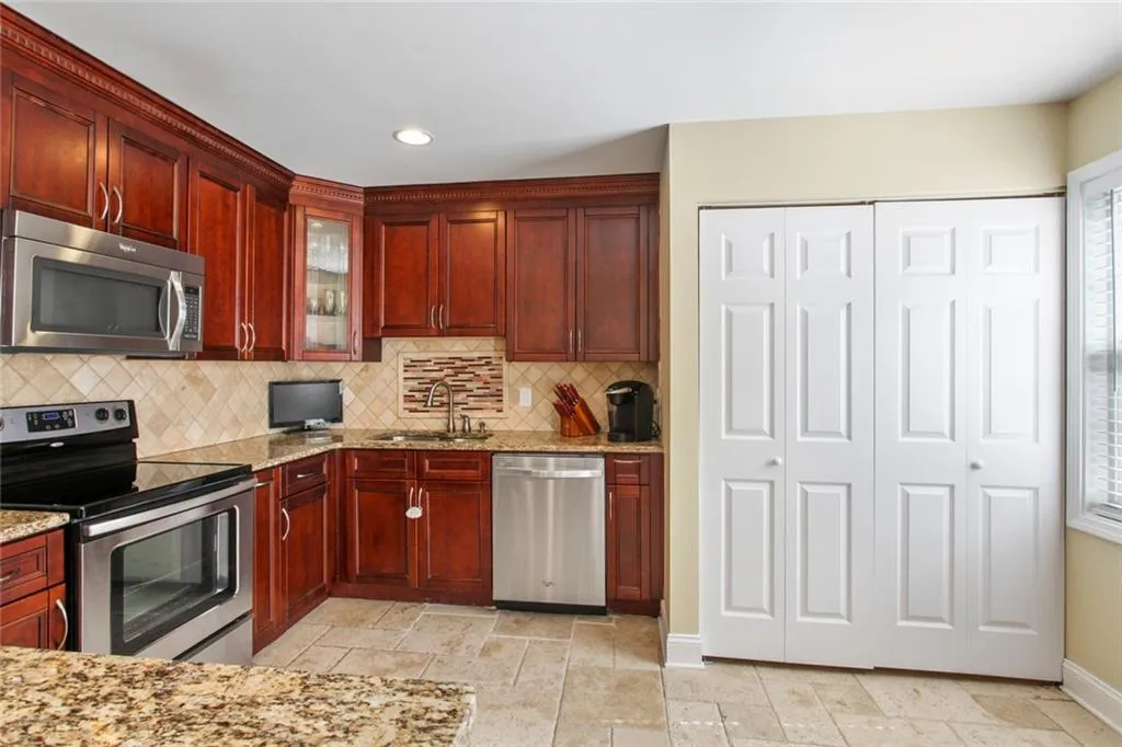 310 Winding River Drive Unit B, Sandy Springs, Georgia 30350, 3 Bedrooms Bedrooms, ,2 BathroomsBathrooms,Residential,Sold,310 Winding River Drive Unit B,6914531