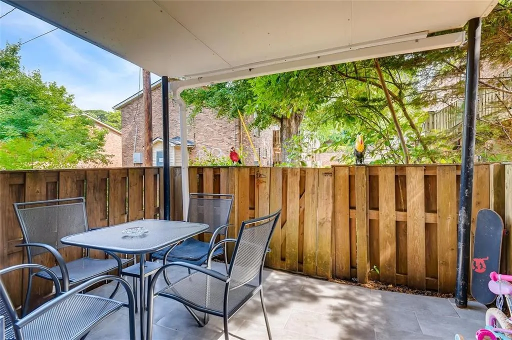 5559 Kingsport Drive Unit 27, Atlanta, Georgia 30342, 3 Bedrooms Bedrooms, ,2 BathroomsBathrooms,Residential,Sold,5559 Kingsport Drive Unit 27,6903729