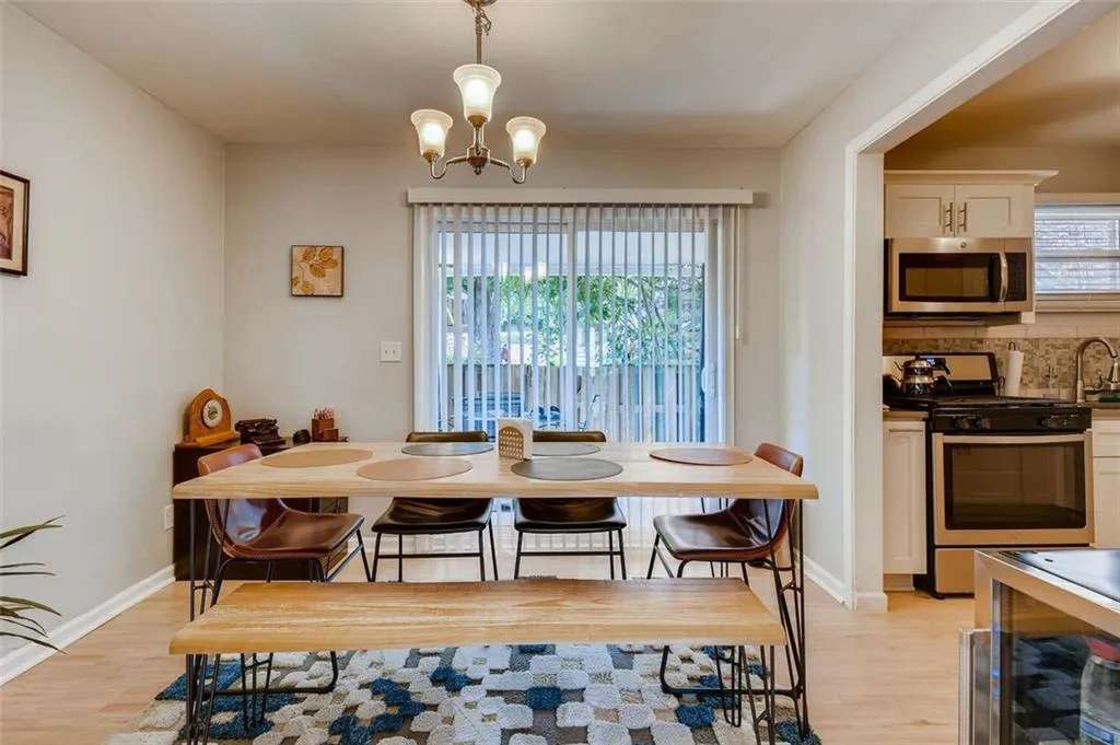 5559 Kingsport Drive Unit 27, Atlanta, Georgia 30342, 3 Bedrooms Bedrooms, ,2 BathroomsBathrooms,Residential,Sold,5559 Kingsport Drive Unit 27,6903729