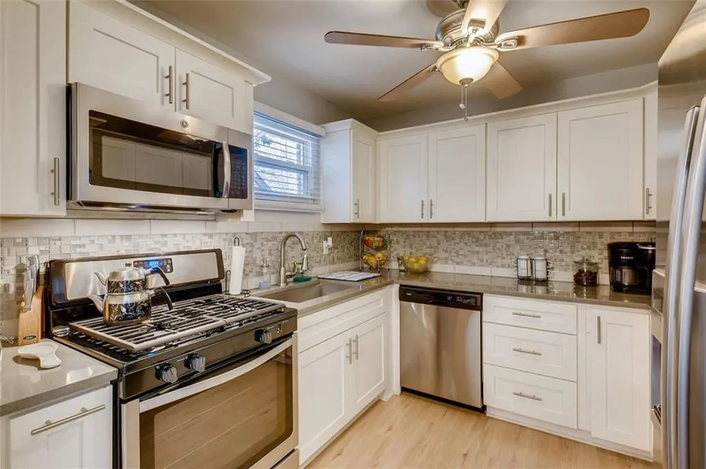 5559 Kingsport Drive Unit 27, Atlanta, Georgia 30342, 3 Bedrooms Bedrooms, ,2 BathroomsBathrooms,Residential,Sold,5559 Kingsport Drive Unit 27,6903729