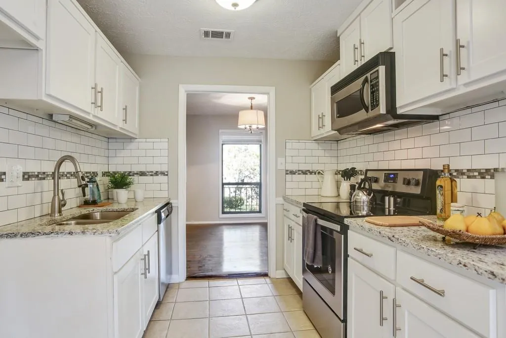 8740 Roswell Road Unit 2g, Sandy Springs, Georgia 30350, 2 Bedrooms Bedrooms, ,2 BathroomsBathrooms,Residential,Sold,8740 Roswell Road Unit 2g,5935302
