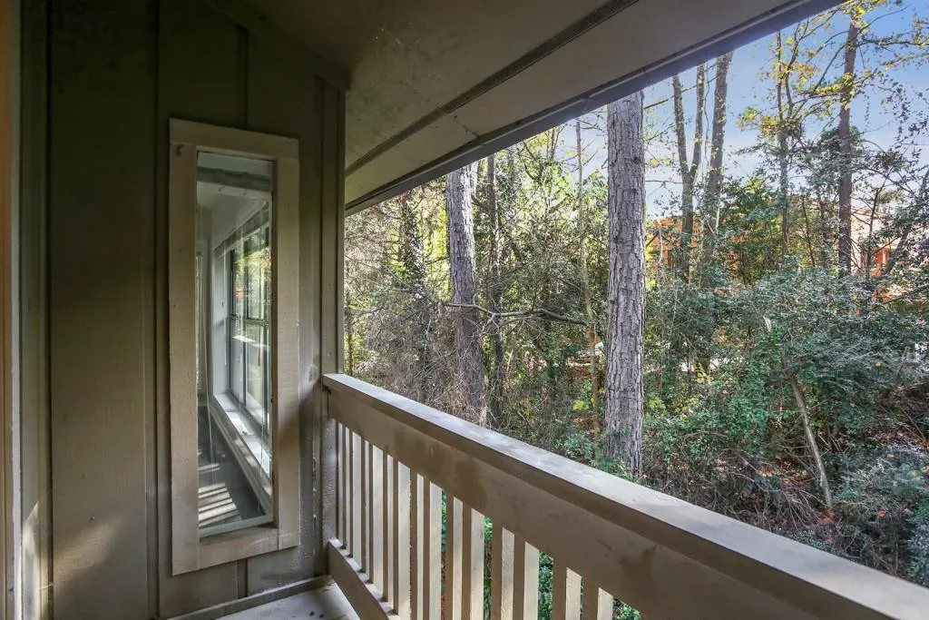 8740 Roswell Road Unit 2g, Sandy Springs, Georgia 30350, 2 Bedrooms Bedrooms, ,2 BathroomsBathrooms,Residential,Sold,8740 Roswell Road Unit 2g,5935302