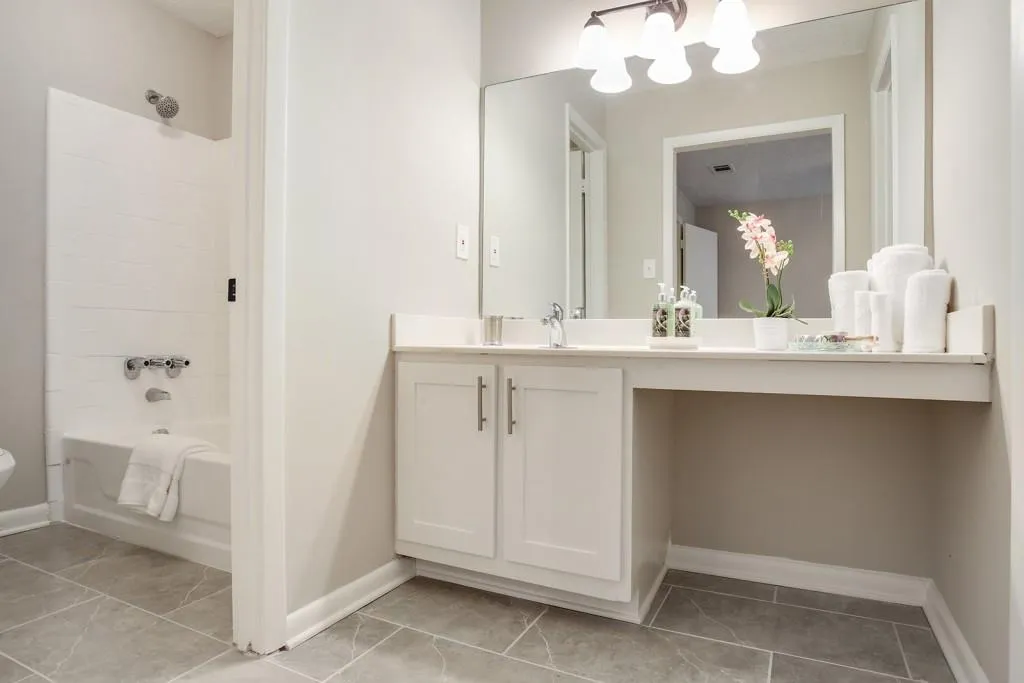 8740 Roswell Road Unit 2g, Sandy Springs, Georgia 30350, 2 Bedrooms Bedrooms, ,2 BathroomsBathrooms,Residential,Sold,8740 Roswell Road Unit 2g,5935302