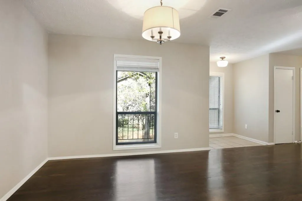 8740 Roswell Road Unit 2g, Sandy Springs, Georgia 30350, 2 Bedrooms Bedrooms, ,2 BathroomsBathrooms,Residential,Sold,8740 Roswell Road Unit 2g,5935302