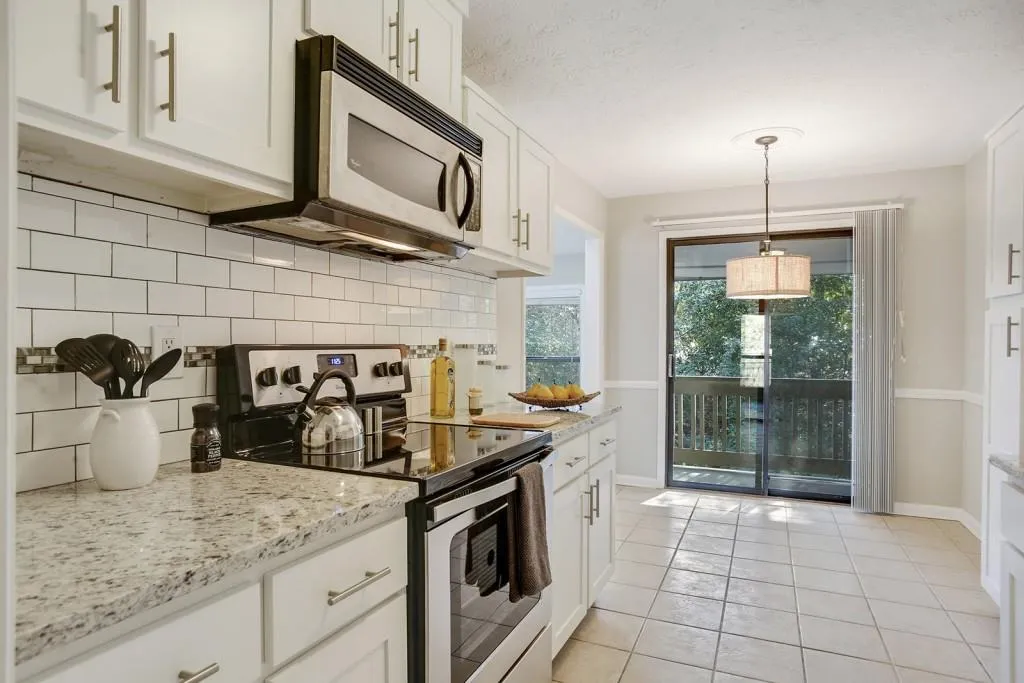 8740 Roswell Road Unit 2g, Sandy Springs, Georgia 30350, 2 Bedrooms Bedrooms, ,2 BathroomsBathrooms,Residential,Sold,8740 Roswell Road Unit 2g,5935302