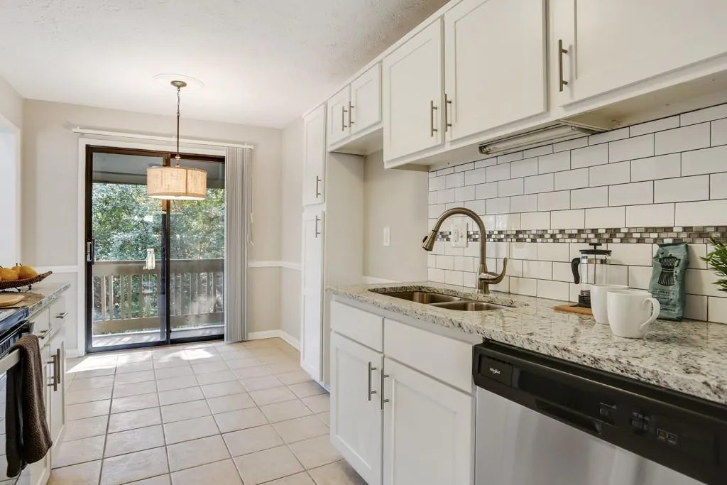 8740 Roswell Road Unit 2g, Sandy Springs, Georgia 30350, 2 Bedrooms Bedrooms, ,2 BathroomsBathrooms,Residential,Sold,8740 Roswell Road Unit 2g,5935302