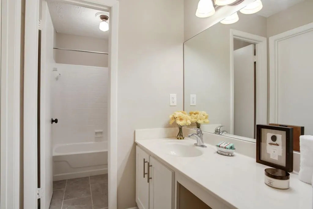 8740 Roswell Road Unit 2g, Sandy Springs, Georgia 30350, 2 Bedrooms Bedrooms, ,2 BathroomsBathrooms,Residential,Sold,8740 Roswell Road Unit 2g,5935302