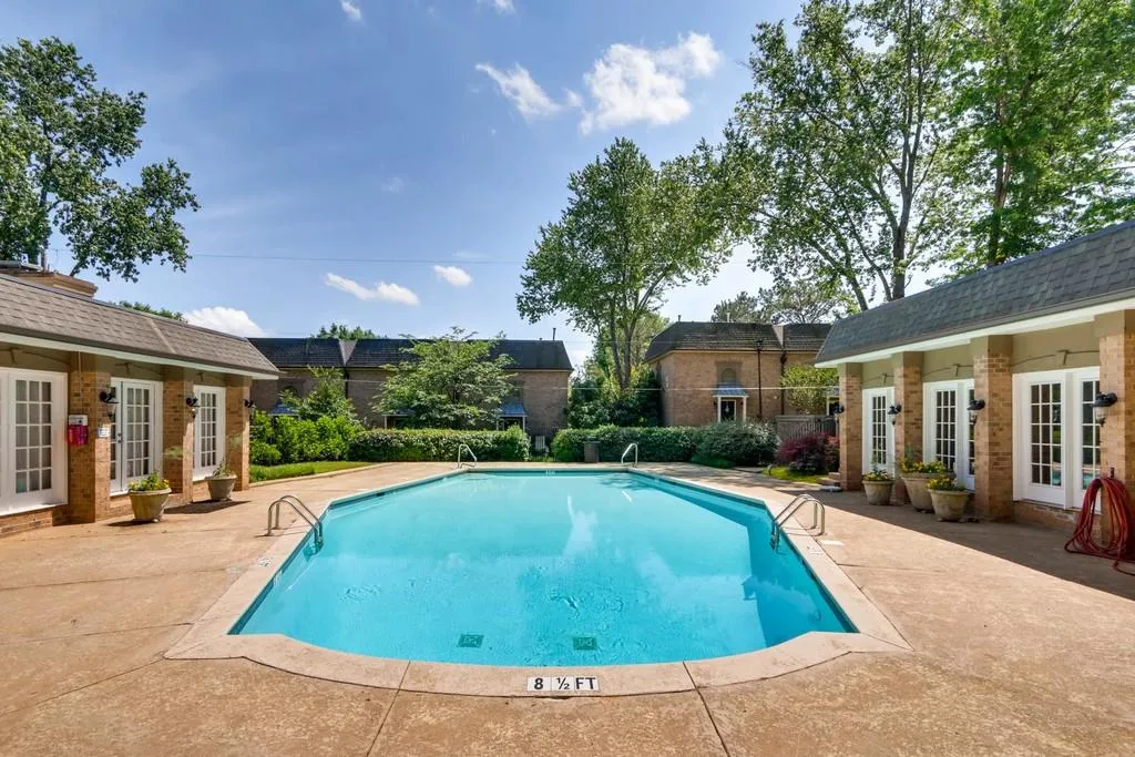 6980 Roswell Road Unit 01, Sandy Springs, Georgia 30328, 3 Bedrooms Bedrooms, ,2 BathroomsBathrooms,Residential,Sold,6980 Roswell Road Unit 01,6553947