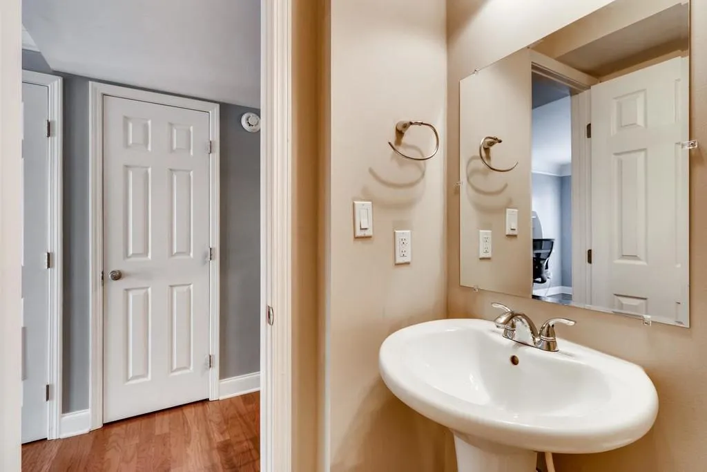 6980 Roswell Road Unit 01, Sandy Springs, Georgia 30328, 3 Bedrooms Bedrooms, ,2 BathroomsBathrooms,Residential,Sold,6980 Roswell Road Unit 01,6553947