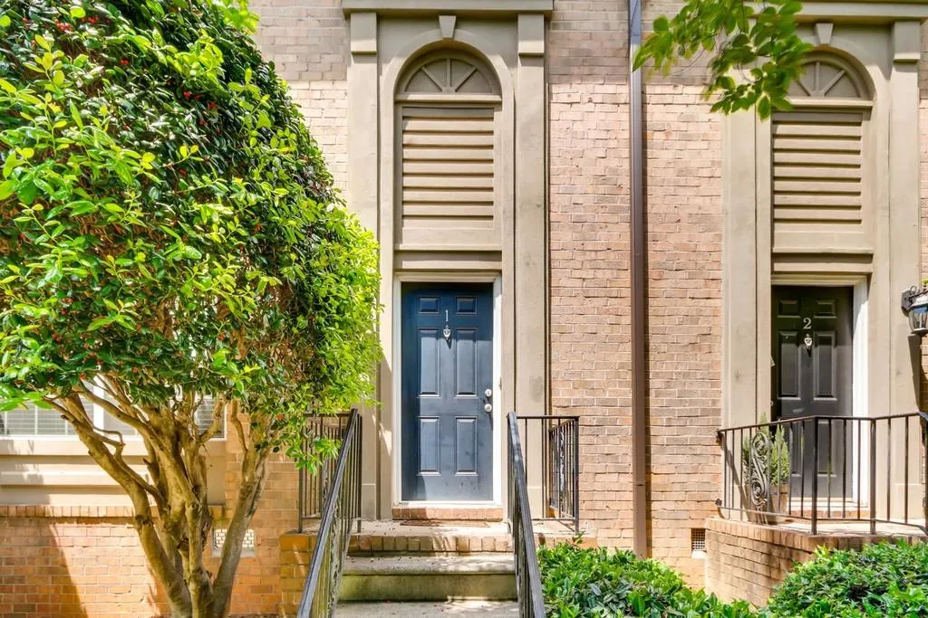 6980 Roswell Road Unit 01, Sandy Springs, Georgia 30328, 3 Bedrooms Bedrooms, ,2 BathroomsBathrooms,Residential,Sold,6980 Roswell Road Unit 01,6553947