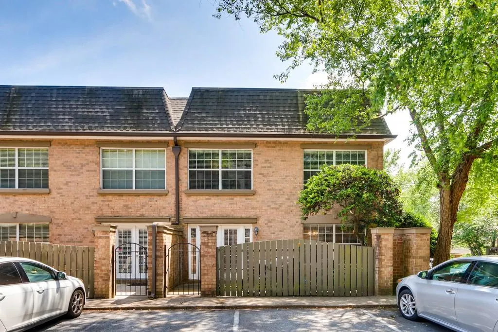 6980 Roswell Road Unit 01, Sandy Springs, Georgia 30328, 3 Bedrooms Bedrooms, ,2 BathroomsBathrooms,Residential,Sold,6980 Roswell Road Unit 01,6553947