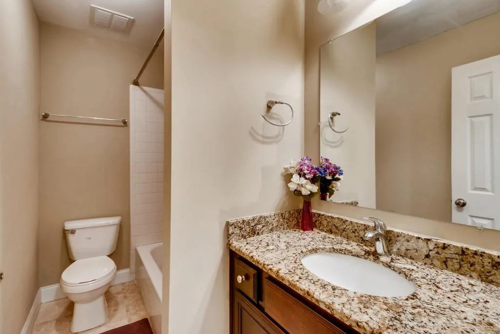 6980 Roswell Road Unit 01, Sandy Springs, Georgia 30328, 3 Bedrooms Bedrooms, ,2 BathroomsBathrooms,Residential,Sold,6980 Roswell Road Unit 01,6553947