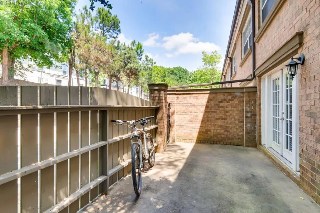 6980 Roswell Road Unit 01, Sandy Springs, Georgia 30328, 3 Bedrooms Bedrooms, ,2 BathroomsBathrooms,Residential,Sold,6980 Roswell Road Unit 01,6553947