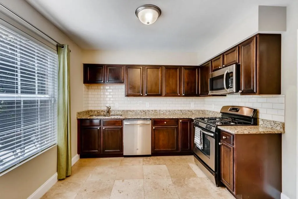 6980 Roswell Road Unit 01, Sandy Springs, Georgia 30328, 3 Bedrooms Bedrooms, ,2 BathroomsBathrooms,Residential,Sold,6980 Roswell Road Unit 01,6553947