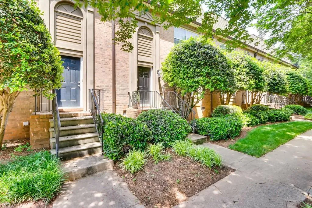 6980 Roswell Road Unit 01, Sandy Springs, Georgia 30328, 3 Bedrooms Bedrooms, ,2 BathroomsBathrooms,Residential,Sold,6980 Roswell Road Unit 01,6553947