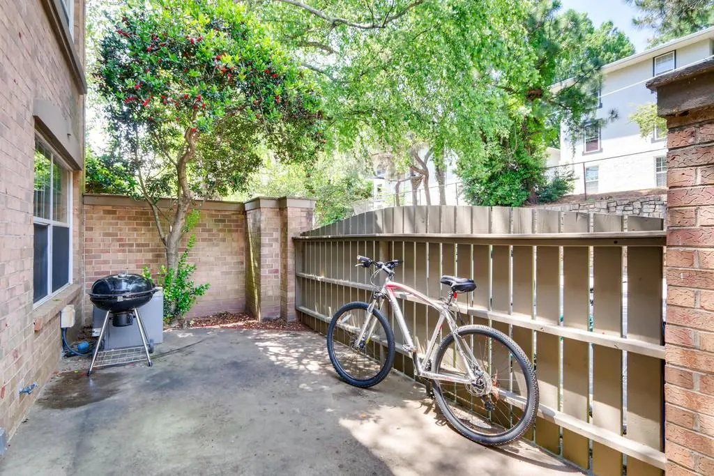 6980 Roswell Road Unit 01, Sandy Springs, Georgia 30328, 3 Bedrooms Bedrooms, ,2 BathroomsBathrooms,Residential,Sold,6980 Roswell Road Unit 01,6553947