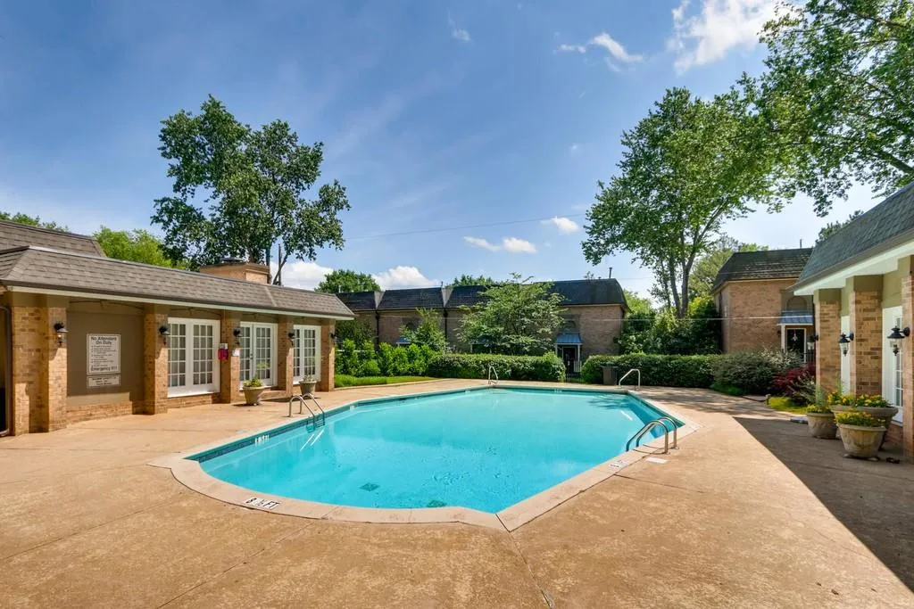 6980 Roswell Road Unit 01, Sandy Springs, Georgia 30328, 3 Bedrooms Bedrooms, ,2 BathroomsBathrooms,Residential,Sold,6980 Roswell Road Unit 01,6553947