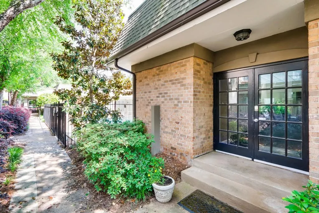 6980 Roswell Road Unit 01, Sandy Springs, Georgia 30328, 3 Bedrooms Bedrooms, ,2 BathroomsBathrooms,Residential,Sold,6980 Roswell Road Unit 01,6553947