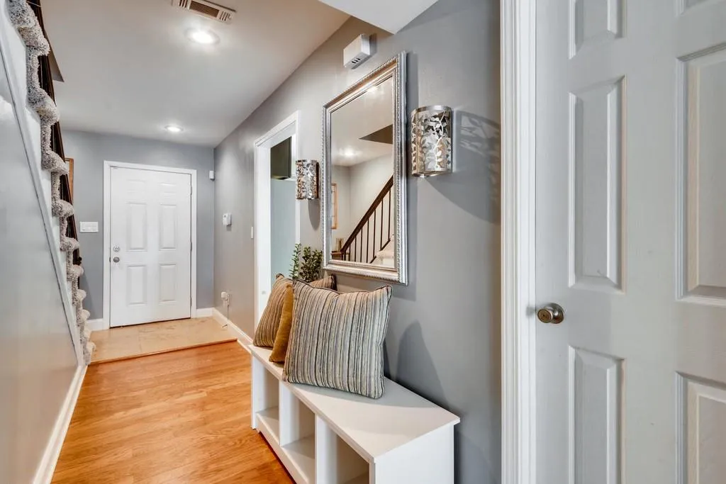 6980 Roswell Road Unit 01, Sandy Springs, Georgia 30328, 3 Bedrooms Bedrooms, ,2 BathroomsBathrooms,Residential,Sold,6980 Roswell Road Unit 01,6553947