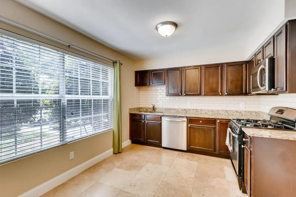 6980 Roswell Road Unit 01, Sandy Springs, Georgia 30328, 3 Bedrooms Bedrooms, ,2 BathroomsBathrooms,Residential,Sold,6980 Roswell Road Unit 01,6553947