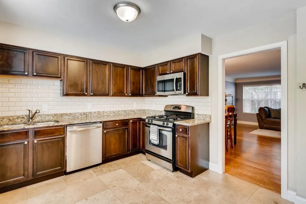 6980 Roswell Road Unit 01, Sandy Springs, Georgia 30328, 3 Bedrooms Bedrooms, ,2 BathroomsBathrooms,Residential,Sold,6980 Roswell Road Unit 01,6553947