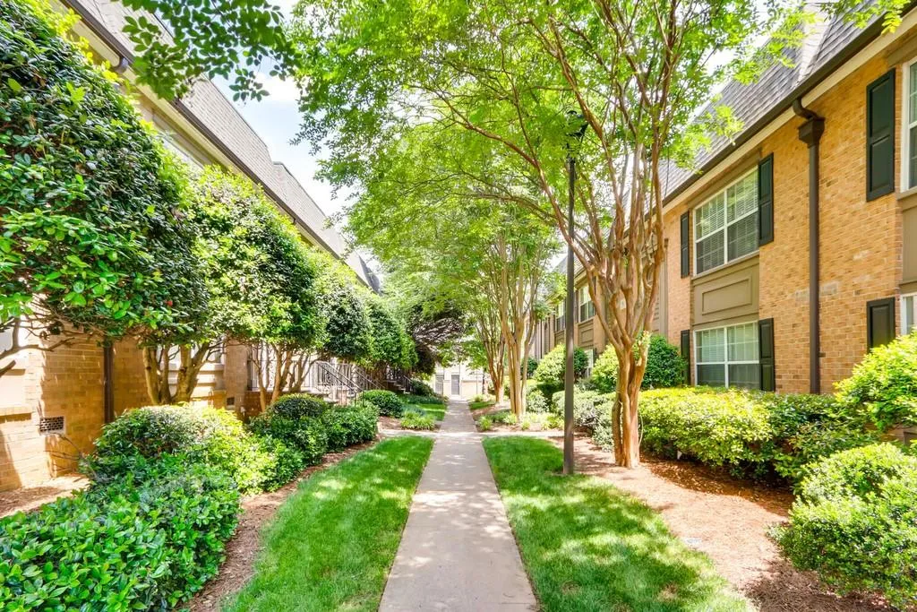 6980 Roswell Road Unit 01, Sandy Springs, Georgia 30328, 3 Bedrooms Bedrooms, ,2 BathroomsBathrooms,Residential,Sold,6980 Roswell Road Unit 01,6553947