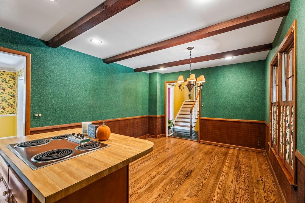 305 Thornwood Drive, Sandy Springs, Georgia 30328, 4 Bedrooms Bedrooms, ,3 BathroomsBathrooms,Residential,Sold,305 Thornwood Drive,7301299