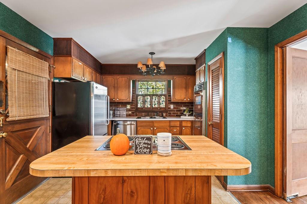 305 Thornwood Drive, Sandy Springs, Georgia 30328, 4 Bedrooms Bedrooms, ,3 BathroomsBathrooms,Residential,Sold,305 Thornwood Drive,7301299