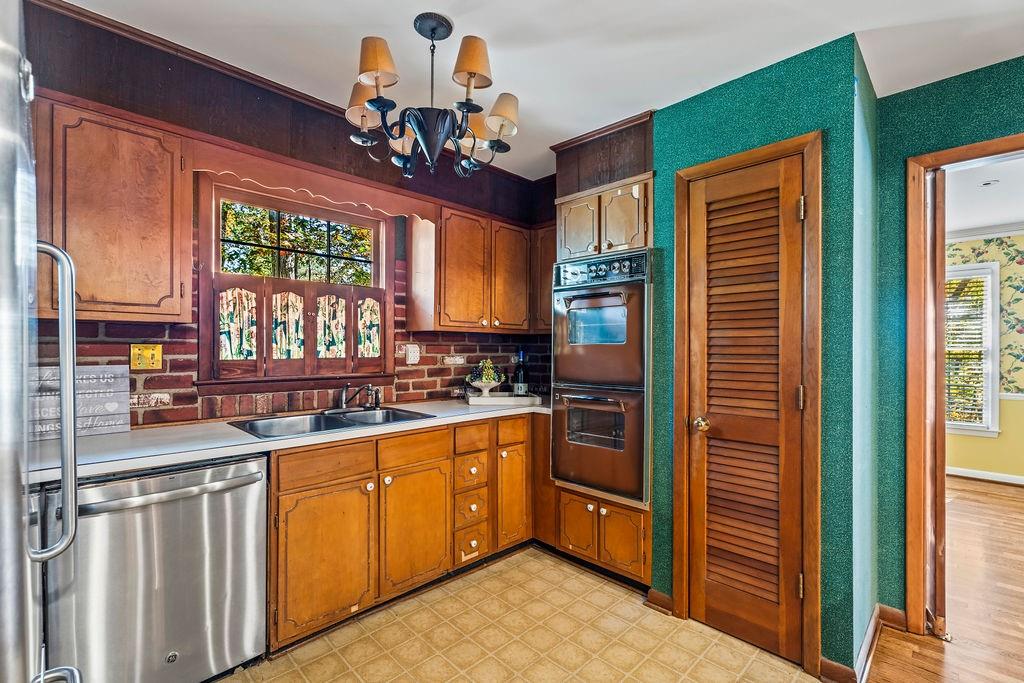 305 Thornwood Drive, Sandy Springs, Georgia 30328, 4 Bedrooms Bedrooms, ,3 BathroomsBathrooms,Residential,Sold,305 Thornwood Drive,7301299