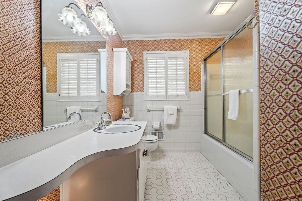 305 Thornwood Drive, Sandy Springs, Georgia 30328, 4 Bedrooms Bedrooms, ,3 BathroomsBathrooms,Residential,Sold,305 Thornwood Drive,7301299