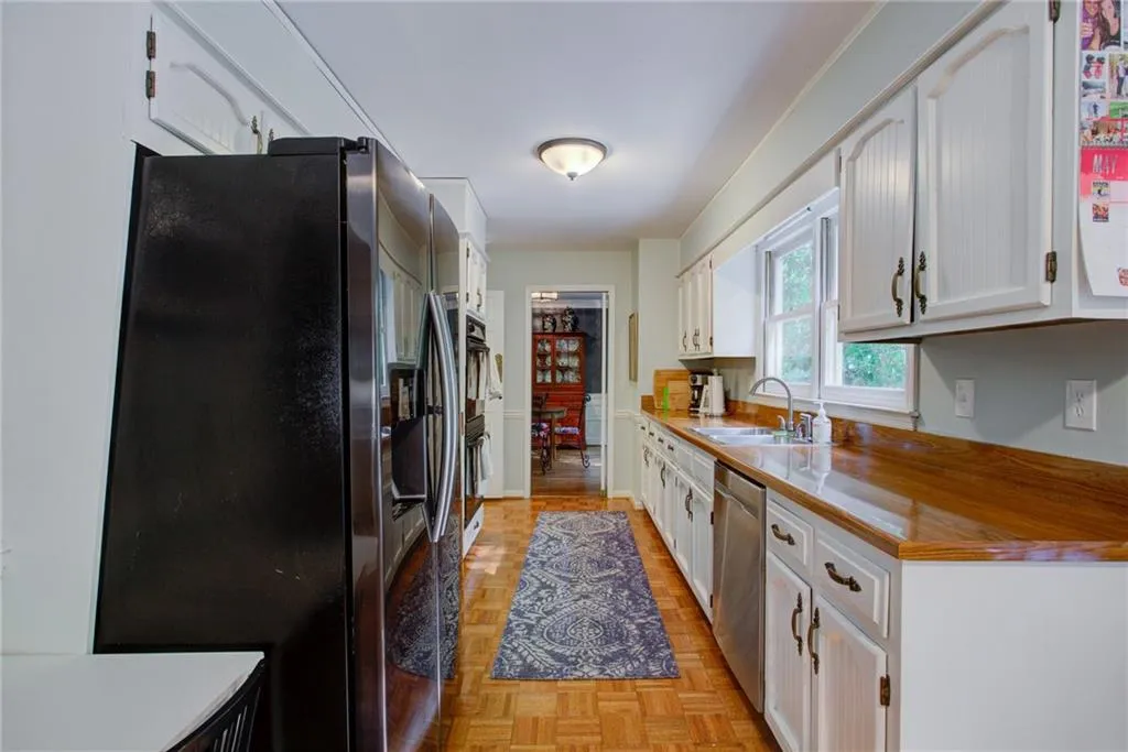 8025 River Circle, Sandy Springs, Georgia 30350, 4 Bedrooms Bedrooms, ,2 BathroomsBathrooms,Residential,Sold,8025 River Circle,7045457