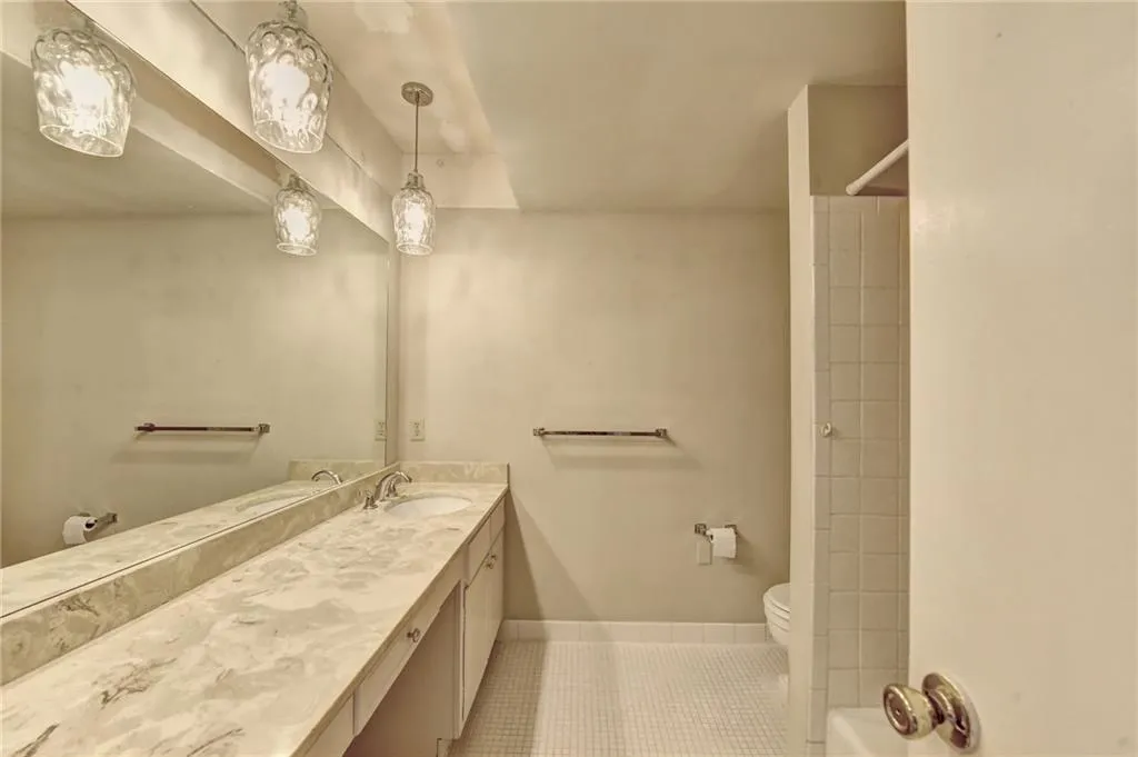 6851 Roswell Road Unit H5, Sandy Springs, Georgia 30328, 2 Bedrooms Bedrooms, ,2 BathroomsBathrooms,Residential,Sold,6851 Roswell Road Unit H5,6887707