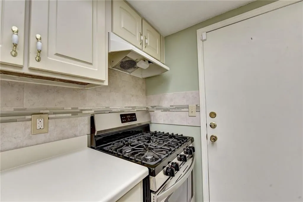 6851 Roswell Road Unit H5, Sandy Springs, Georgia 30328, 2 Bedrooms Bedrooms, ,2 BathroomsBathrooms,Residential,Sold,6851 Roswell Road Unit H5,6887707