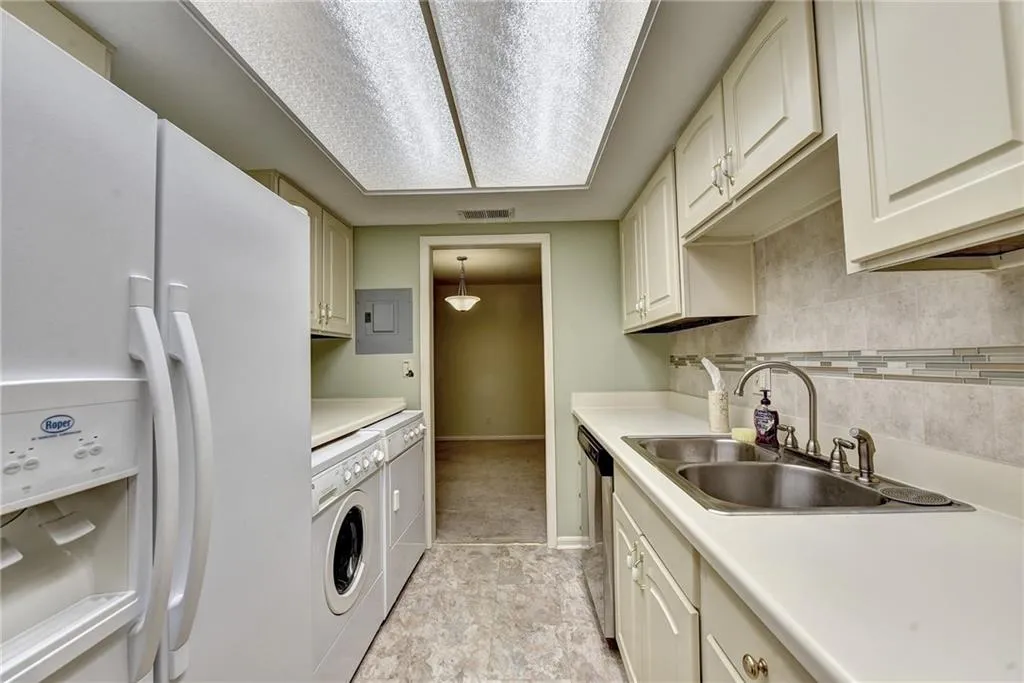 6851 Roswell Road Unit H5, Sandy Springs, Georgia 30328, 2 Bedrooms Bedrooms, ,2 BathroomsBathrooms,Residential,Sold,6851 Roswell Road Unit H5,6887707