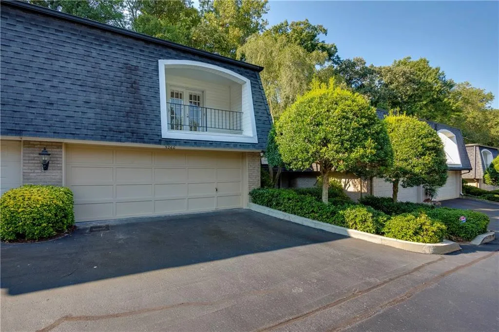 5260 Chemin De Vie, Atlanta, Georgia 30342, 3 Bedrooms Bedrooms, ,2 BathroomsBathrooms,Residential,Sold,5260 Chemin De Vie,6072390