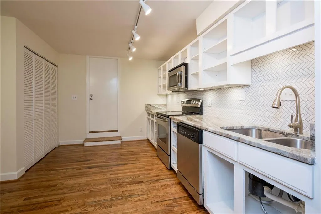 5260 Chemin De Vie, Atlanta, Georgia 30342, 3 Bedrooms Bedrooms, ,2 BathroomsBathrooms,Residential,Sold,5260 Chemin De Vie,6072390