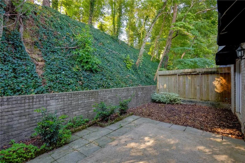 5260 Chemin De Vie, Atlanta, Georgia 30342, 3 Bedrooms Bedrooms, ,2 BathroomsBathrooms,Residential,Sold,5260 Chemin De Vie,6072390