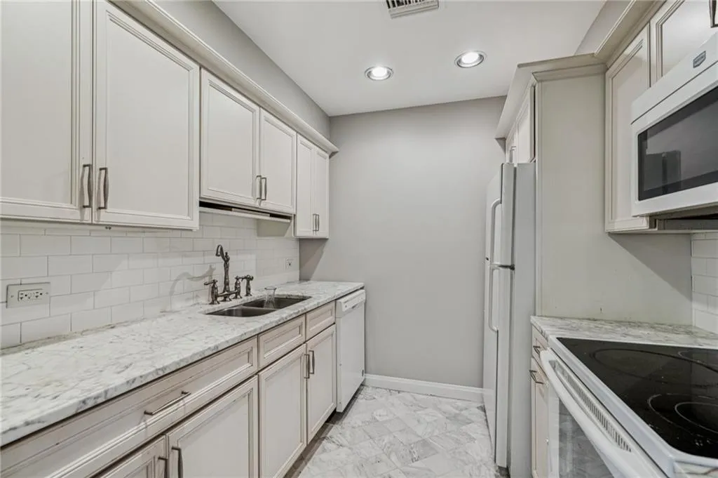 145 15th Street Ne Unit 225, Atlanta, Georgia 30309, 1 Bedroom Bedrooms, ,1 BathroomBathrooms,Residential,For Sale,145 15th Street Ne Unit 225,7649587