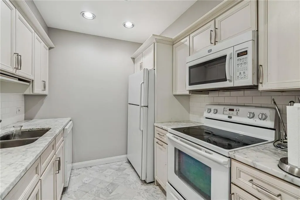 145 15th Street Ne Unit 225, Atlanta, Georgia 30309, 1 Bedroom Bedrooms, ,1 BathroomBathrooms,Residential,For Sale,145 15th Street Ne Unit 225,7649587