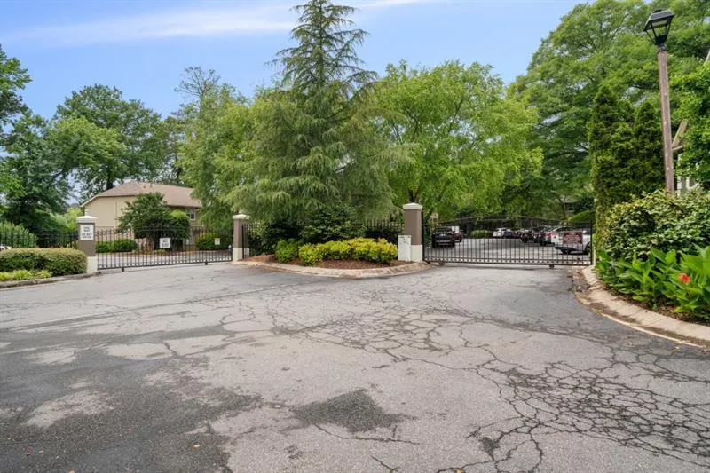 6900 Roswell Road Unit P4, Sandy Springs, Georgia 30328, 4 Bedrooms Bedrooms, ,2 BathroomsBathrooms,Residential,Sold,6900 Roswell Road Unit P4,6720540