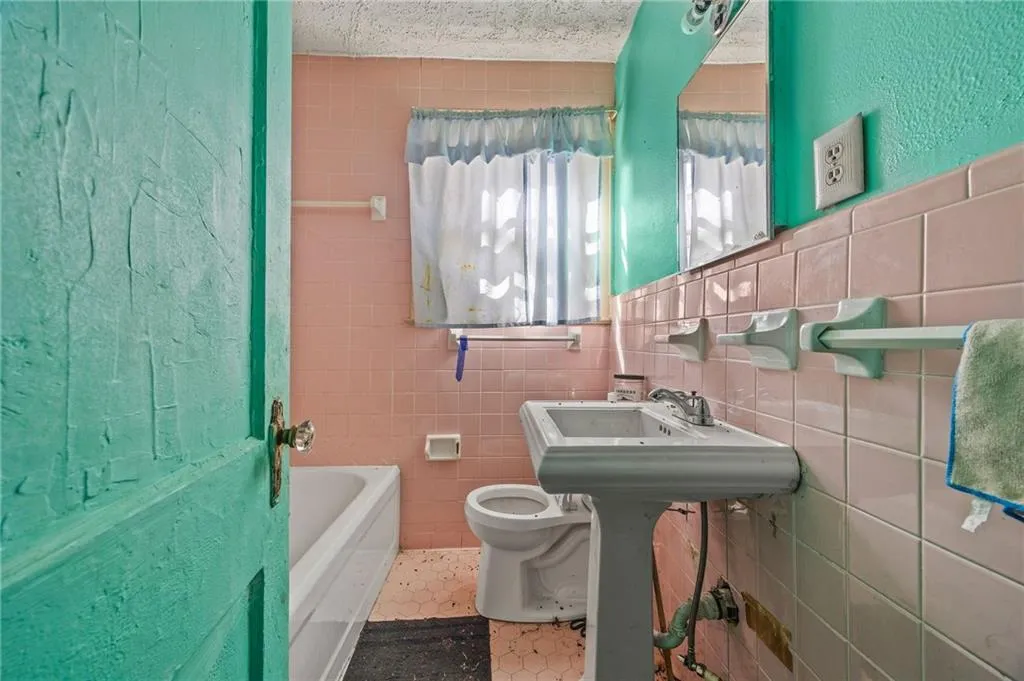 16 Grove Park Place Nw, Atlanta, Georgia 30318, 2 Bedrooms Bedrooms, ,1 BathroomBathrooms,Residential,For Sale,16 Grove Park Place Nw,7634300