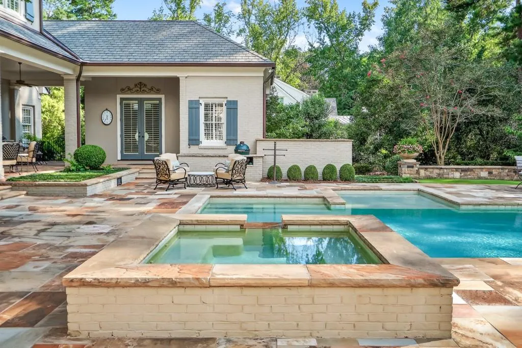 Separate Guest Cabana by the pool with brand new bathroom. Guest bedroom or Office or Poolside Entertaining Cabana