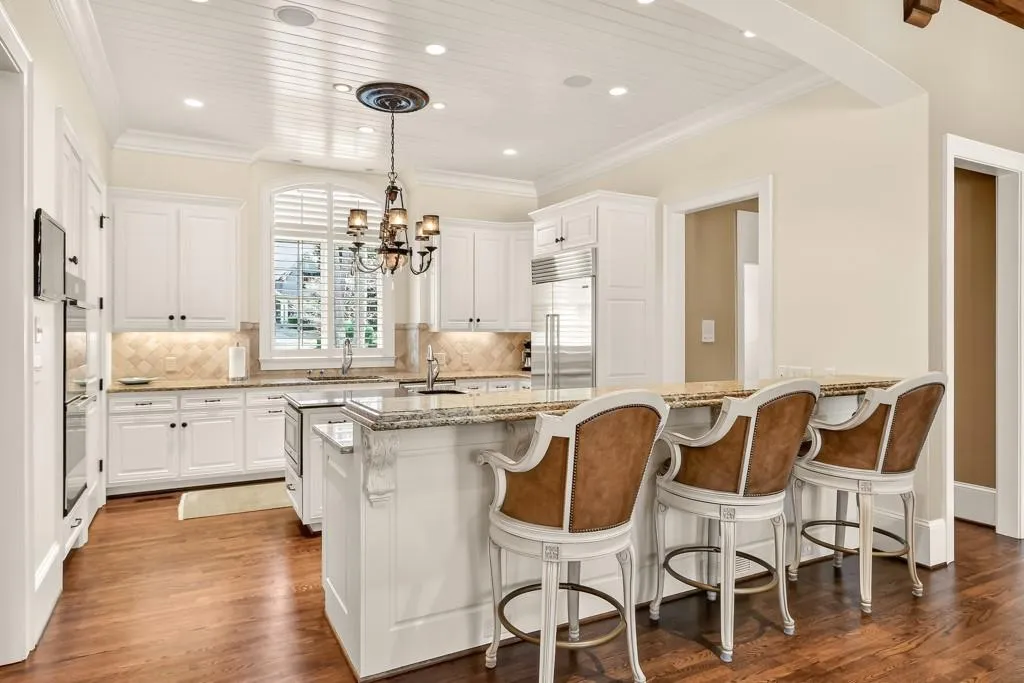 Light bright kitchen with breakfast bar