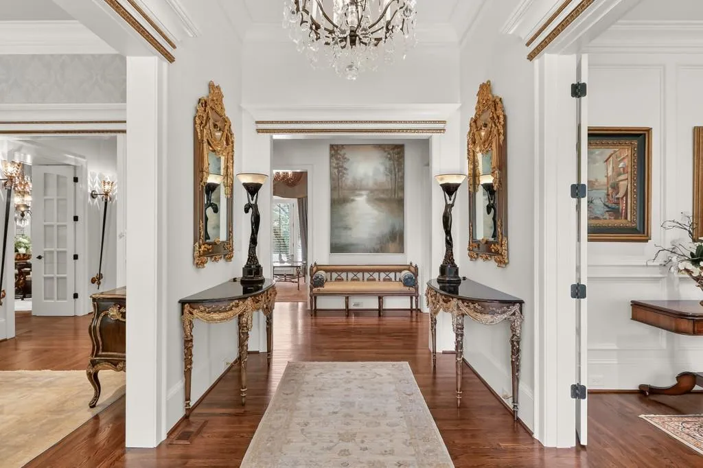 Elegant foyer with 12 ' ceilings