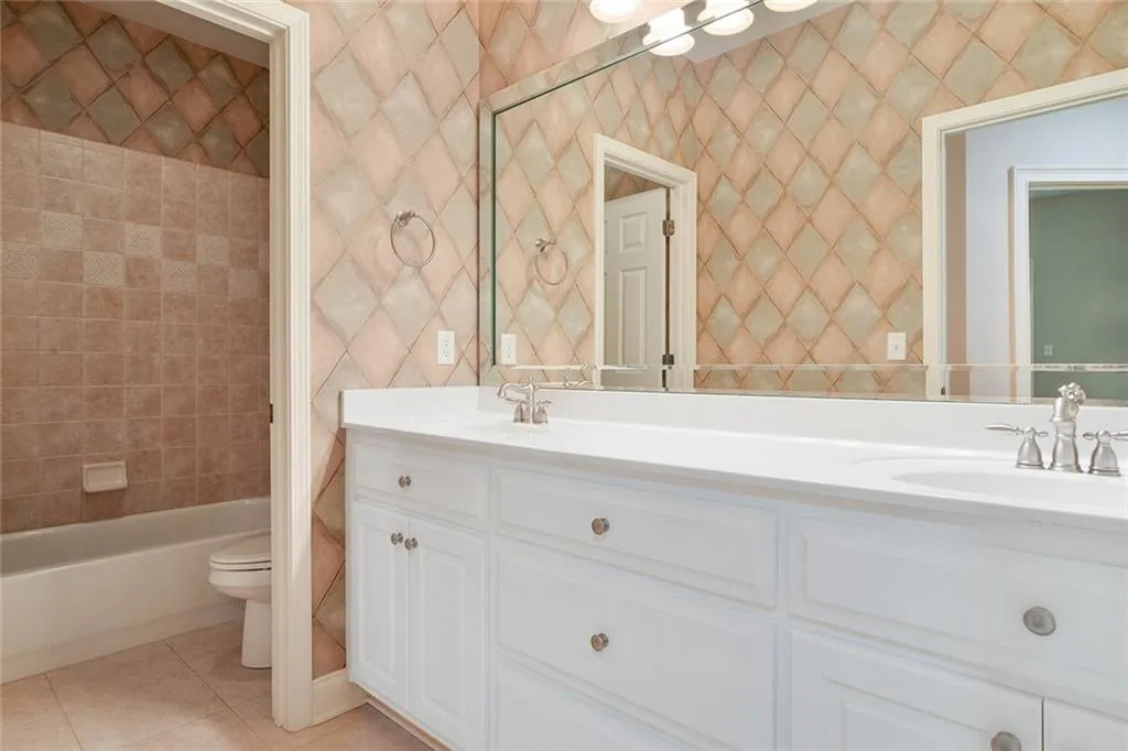 5492 Glenridge Drive Unit 536, Atlanta, Georgia 30342, 4 Bedrooms Bedrooms, ,3 BathroomsBathrooms,Residential,Sold,5492 Glenridge Drive Unit 536,6120056