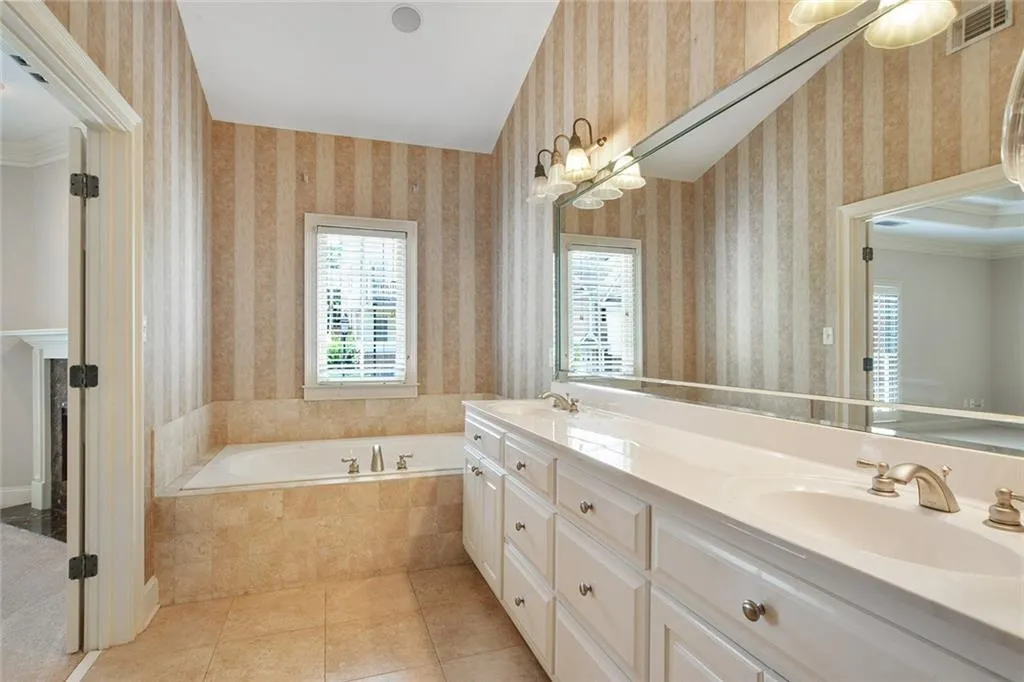 5492 Glenridge Drive Unit 536, Atlanta, Georgia 30342, 4 Bedrooms Bedrooms, ,3 BathroomsBathrooms,Residential,Sold,5492 Glenridge Drive Unit 536,6120056